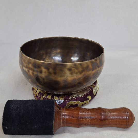 Handcrafted Singing Bowl Set with Cushion and Mallet (Style J) – 680g image 0