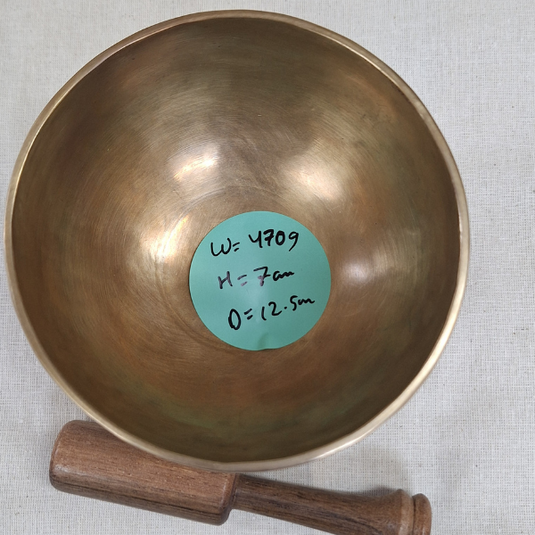Handcrafted Singing Bowl Set with Cushion and Mallet (Style P) – 470g image 1