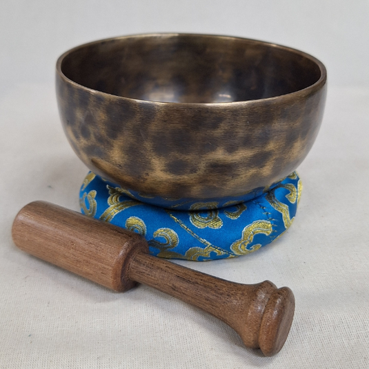 Handcrafted Singing Bowl Set with Cushion and Mallet (Style K) – 525g image 0