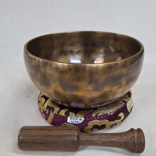 Handcrafted Singing Bowl Set with Cushion and Mallet (Style I) – 610g image 0